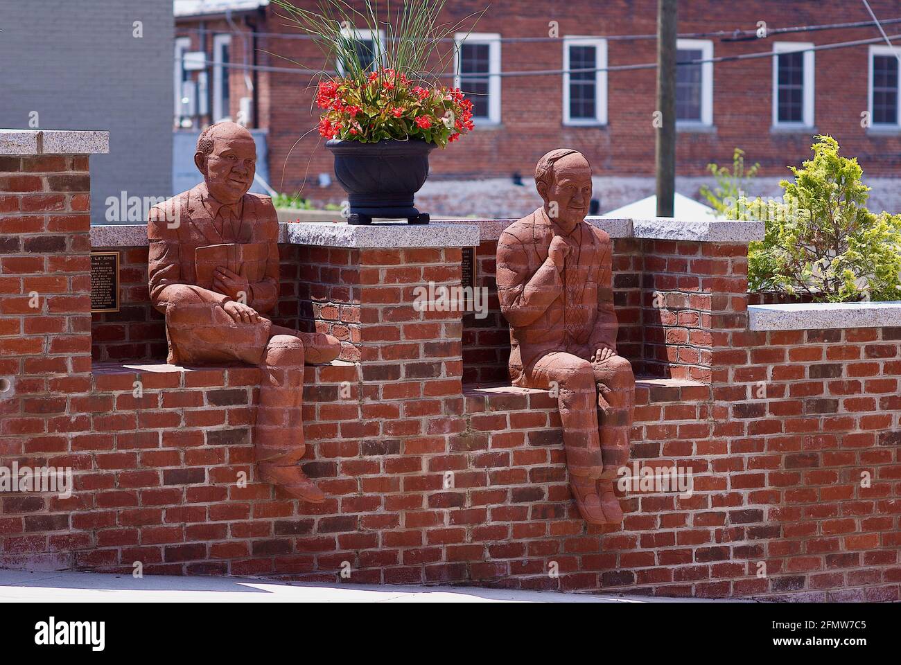 Mount Airy, North Carolina, USA - 5. Juli 2020: Die Skulptur „The Whittling Wall“ des Künstlers Brad Spencer ist ein bekanntes Wahrzeichen in der historischen Innenstadt. Stockfoto