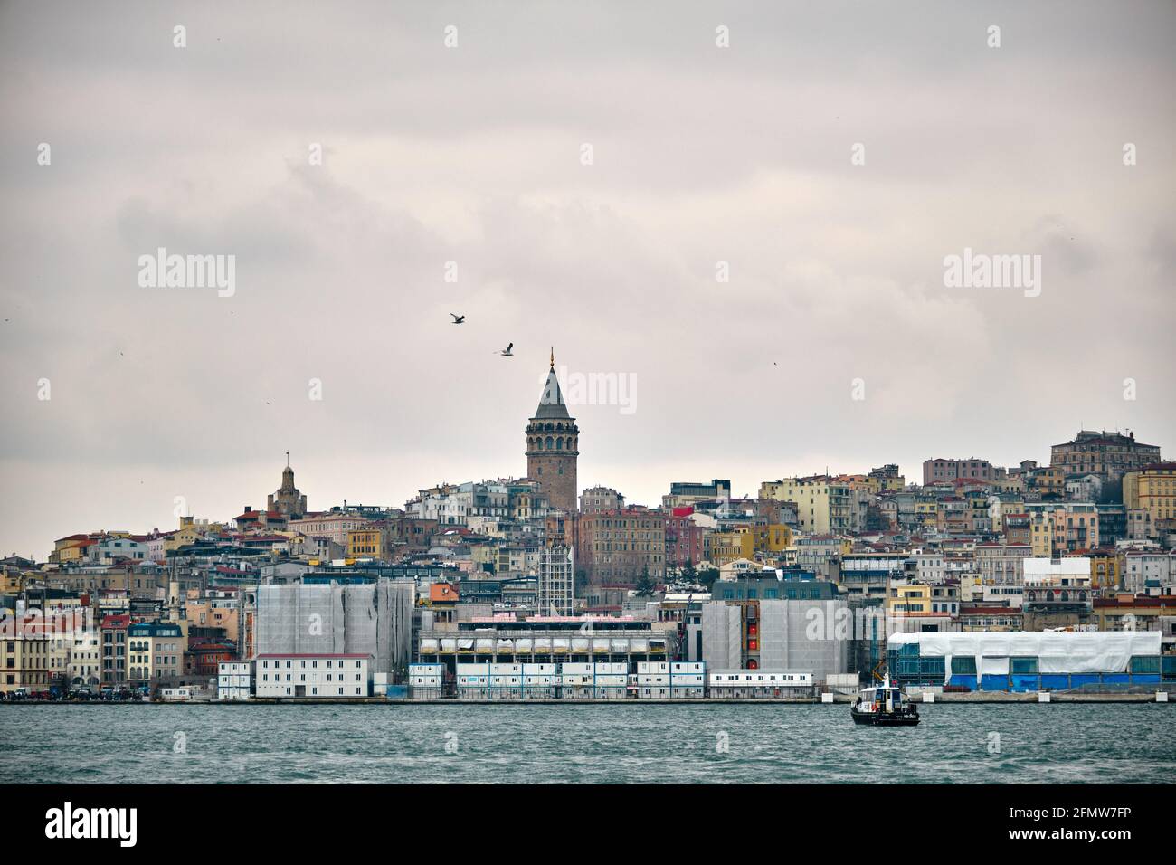 Der berühmte galata-Turm von istanbul wurde von istanbul bosporus fotografiert. Er wurde von genuesischen Matrosen für die Beobachtung des bosporus von konstantinopel errichtet Stockfoto