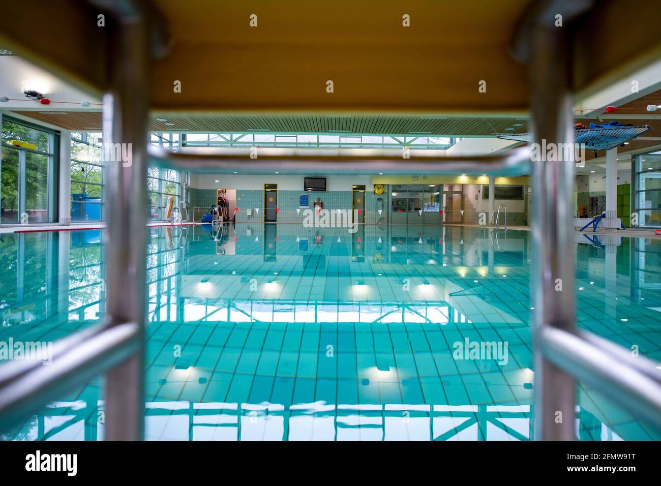 11. Mai 2021, Niedersachsen, Osnabrück: Blick in die leere Schwimmhalle am  Moskaubad. Aufgrund von Corona kann derzeit kein Schwimmunterricht  stattfinden. Studien zufolge können bis zu 60 Prozent der Zehnjährigen in  Deutschland nicht