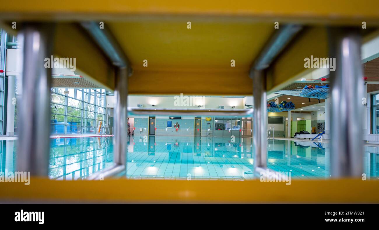 11. Mai 2021, Niedersachsen, Osnabrück: Blick unter einem Startblock in die  leere Schwimmhalle im Moskaubad. Aufgrund von Corona kann derzeit kein  Schwimmunterricht stattfinden. Studien zufolge können bis zu 60 Prozent der  Zehnjährigen