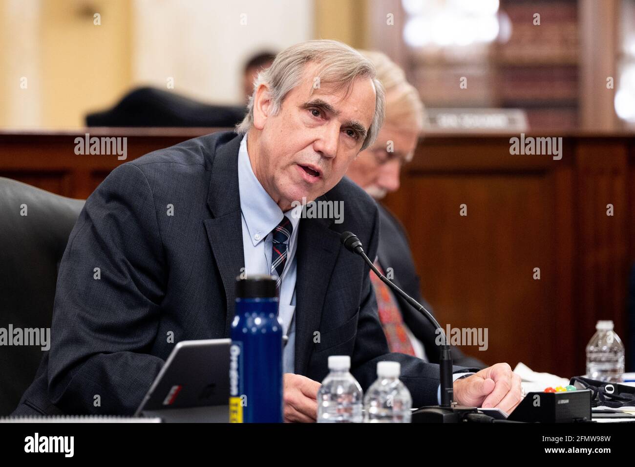 Washington, Usa. Mai 2021. US-Senator Jeff Merkley (D-OR) spricht bei einer Anhörung des Senats-Reglements und Verwaltungsausschusses über den for the People Act. Kredit: SOPA Images Limited/Alamy Live Nachrichten Stockfoto