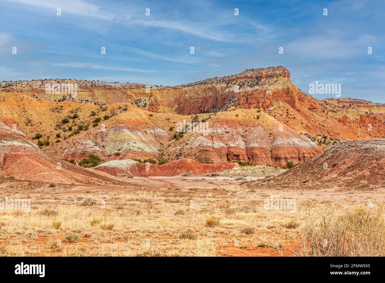 Farbenfrohe, gestreifte Sandsteinfelsen bei Abiquiu, New Mexico., USA. Stockfoto