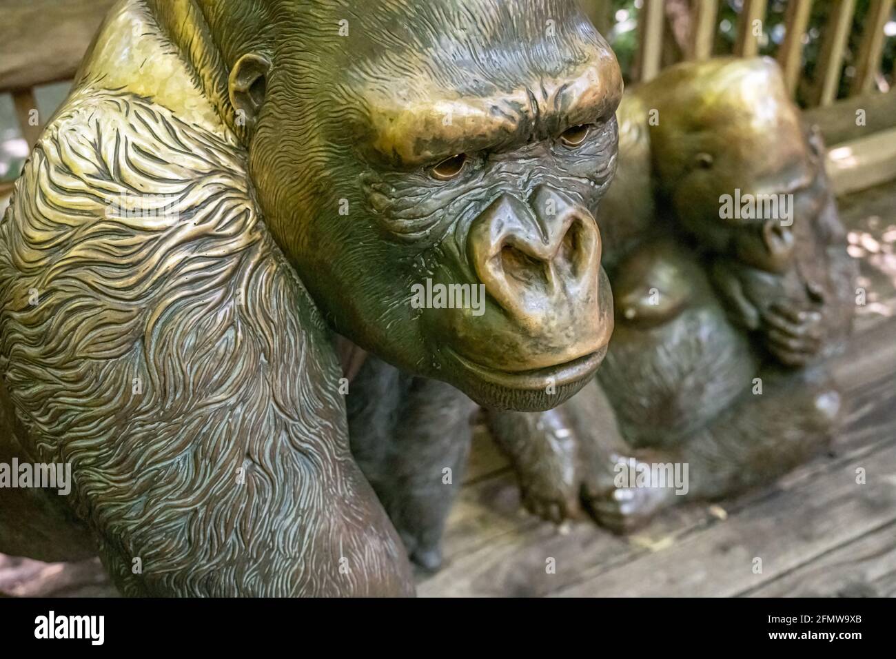 Bronzeskulptur eines westlichen Flachland-Gorilla-Paares mit Baby im Zoo Atlanta in Atlanta, Georgia. (USA) Stockfoto