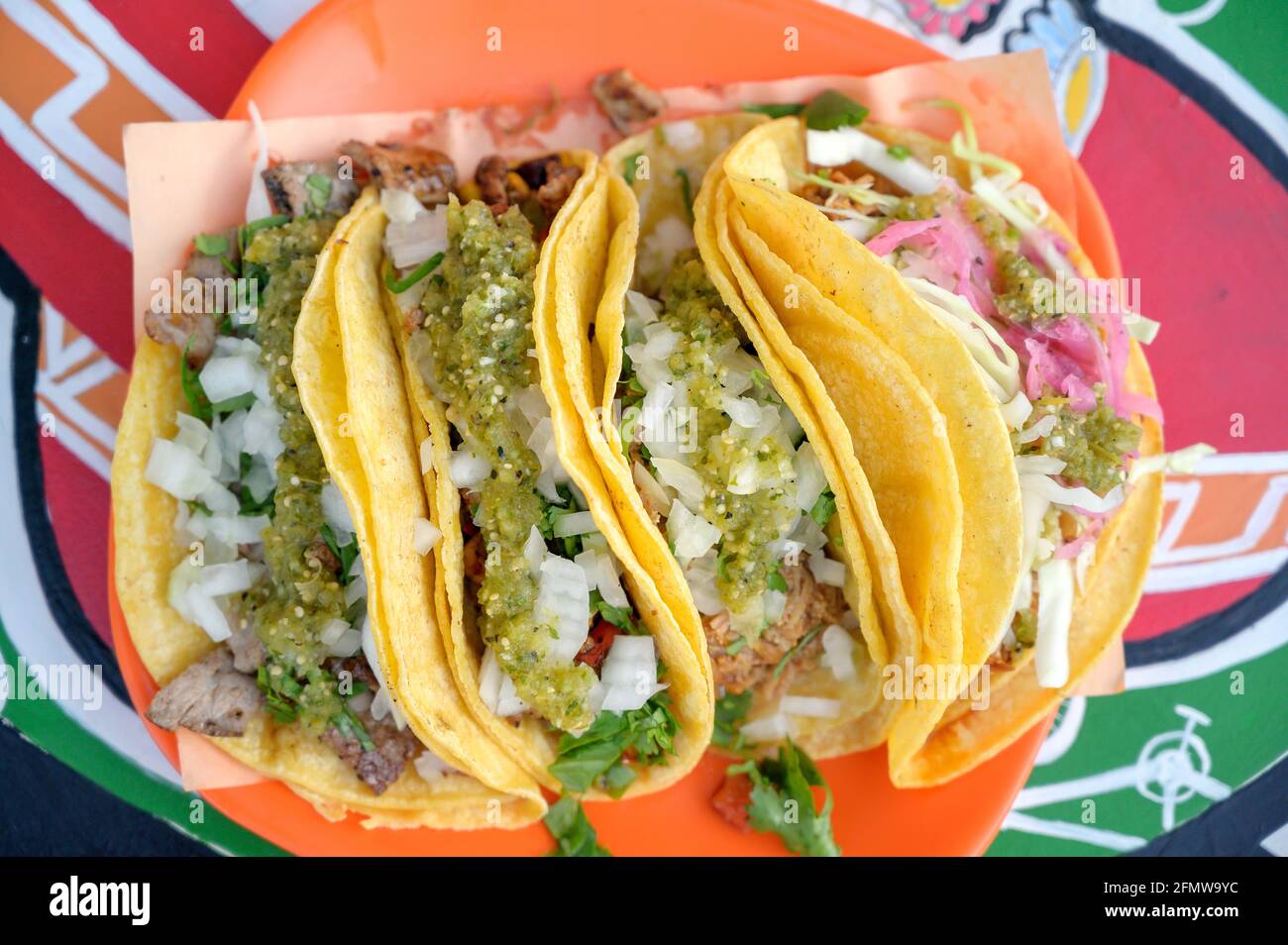 Ein Teller mit authentischen mexikanischen Tacos an einem Taco-Stand. Stockfoto
