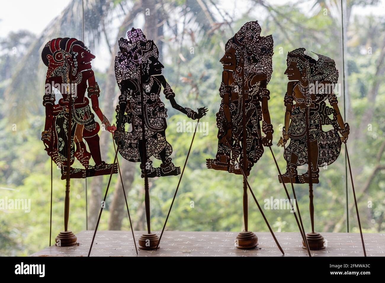 Figuren von Wayang Kulit, einem traditionellen indonesischen Puppentheater mit Schatten. Stockfoto