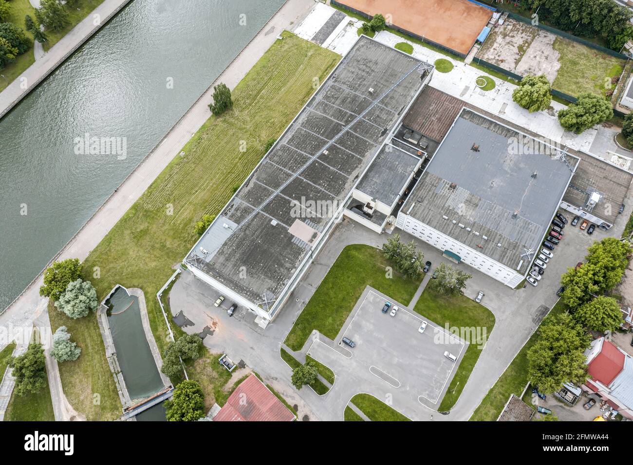Luftaufnahme von Gebäuden oder Lagerhäusern in einem Industriegebiet In der Nähe des Flusses Stockfoto Luftaufnahme von Gebäuden oder Lagerhäusern in einem Industriegebiet In der Nähe des Flusses Stockfoto