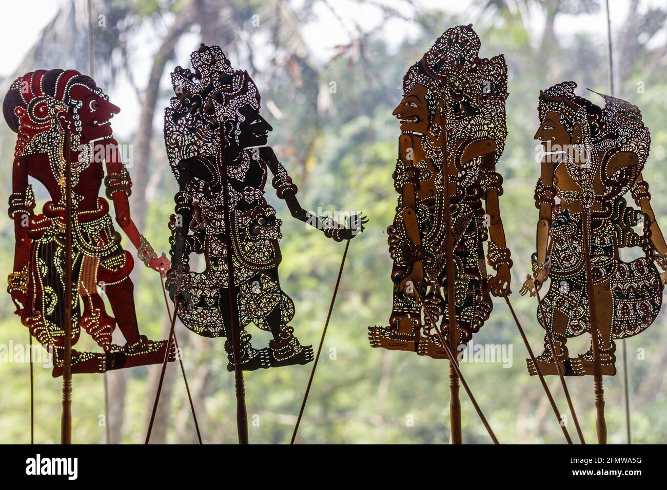 Figuren von Wayang Kulit, einem traditionellen indonesischen Puppentheater mit Schatten. Stockfoto