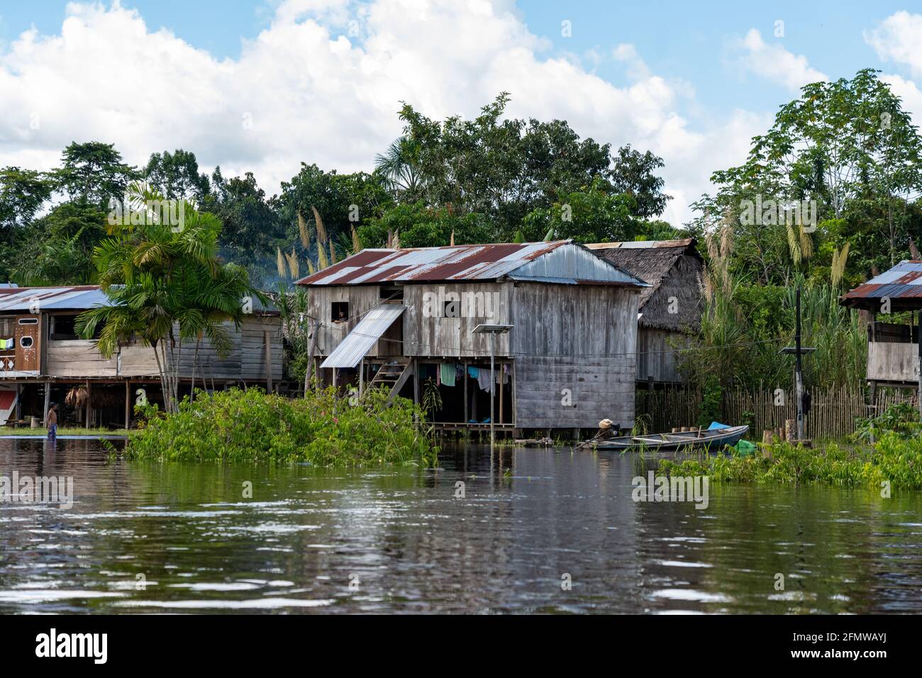 Häuser auf Stelzen säumen den Amazonas in Peru Stockfoto