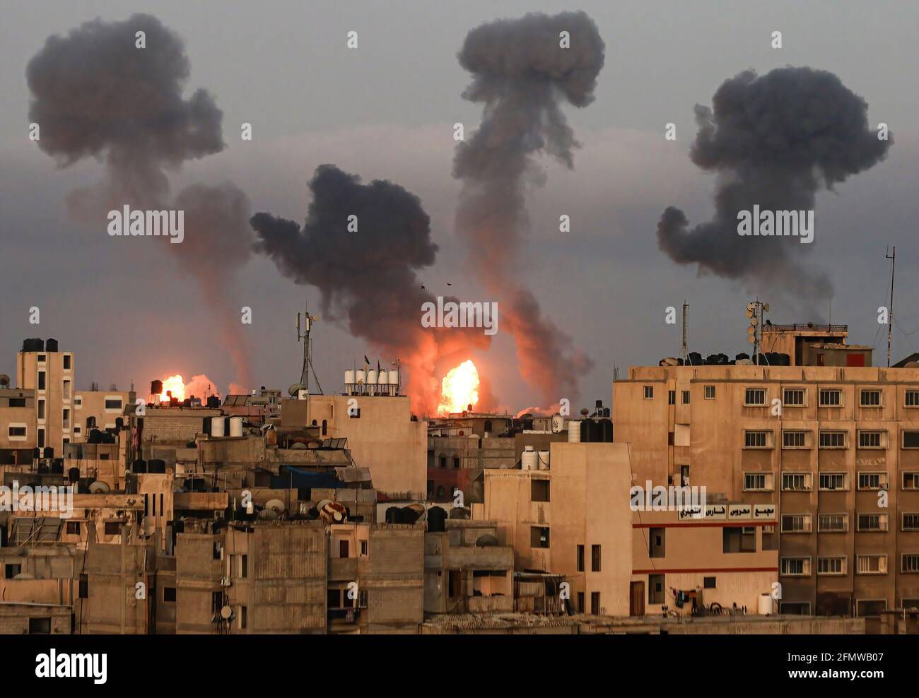 Gaza, Palästina. Mai 2021. Wolken aus dunklem Rauch, die nach einem israelischen Luftangriff über Gaza-Stadt zu sehen waren. Explosionen und Feuer, die durch israelische Luftangriffe im südlichen Gazastreifen verursacht wurden, und Israel startete Luftangriffe auf den Küstenstreifen als Reaktion auf eine Flut von Raketen, die von Palästinensern auf Israel abgefeuert wurden. Kredit: SOPA Images Limited/Alamy Live Nachrichten Stockfoto