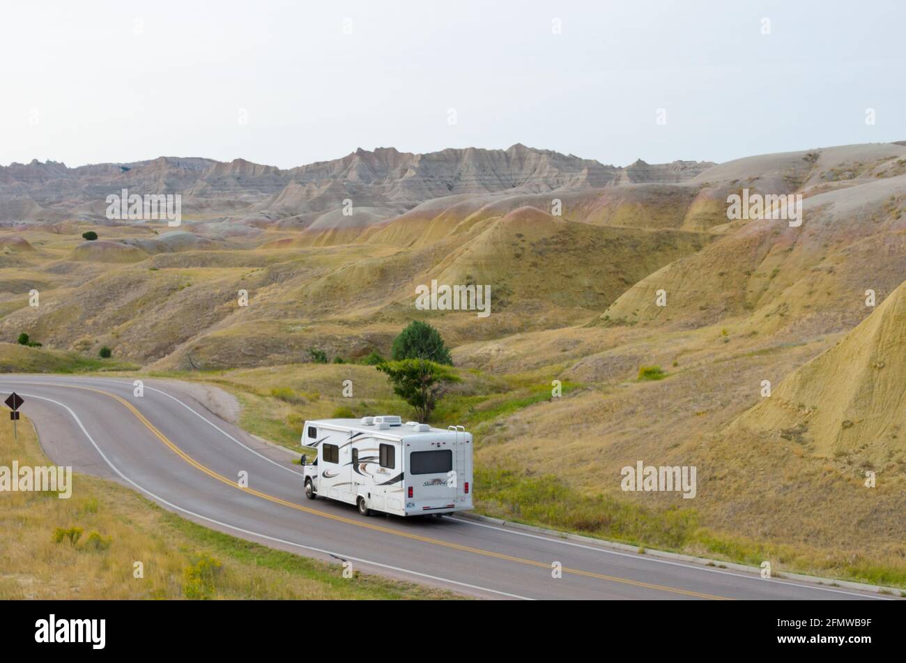 Wohnmobil auf der Fahrt durch die Yellow Mounds im Badlands National Park, South Dakota, USA Stockfoto