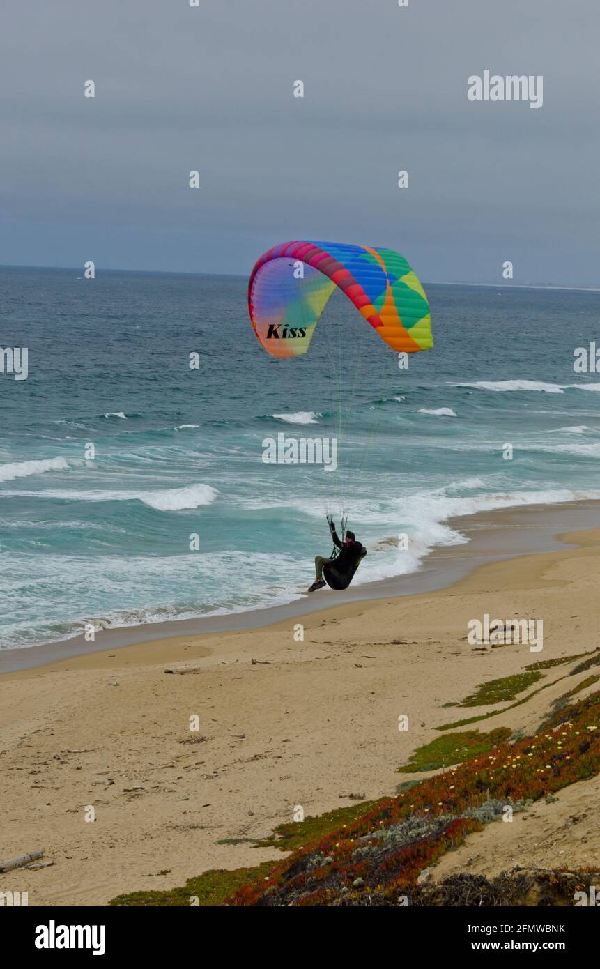 Paragliding von den Dünen in Monterey, Kalifornien Stockfoto