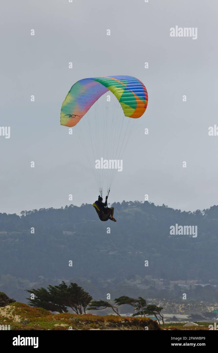 Paragliding von den Dünen in Monterey, Kalifornien Stockfoto