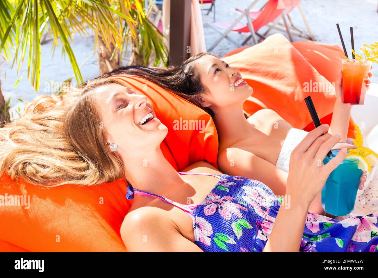 Urlaubskonzept, zwei junge Frauen am Strand Stockfoto