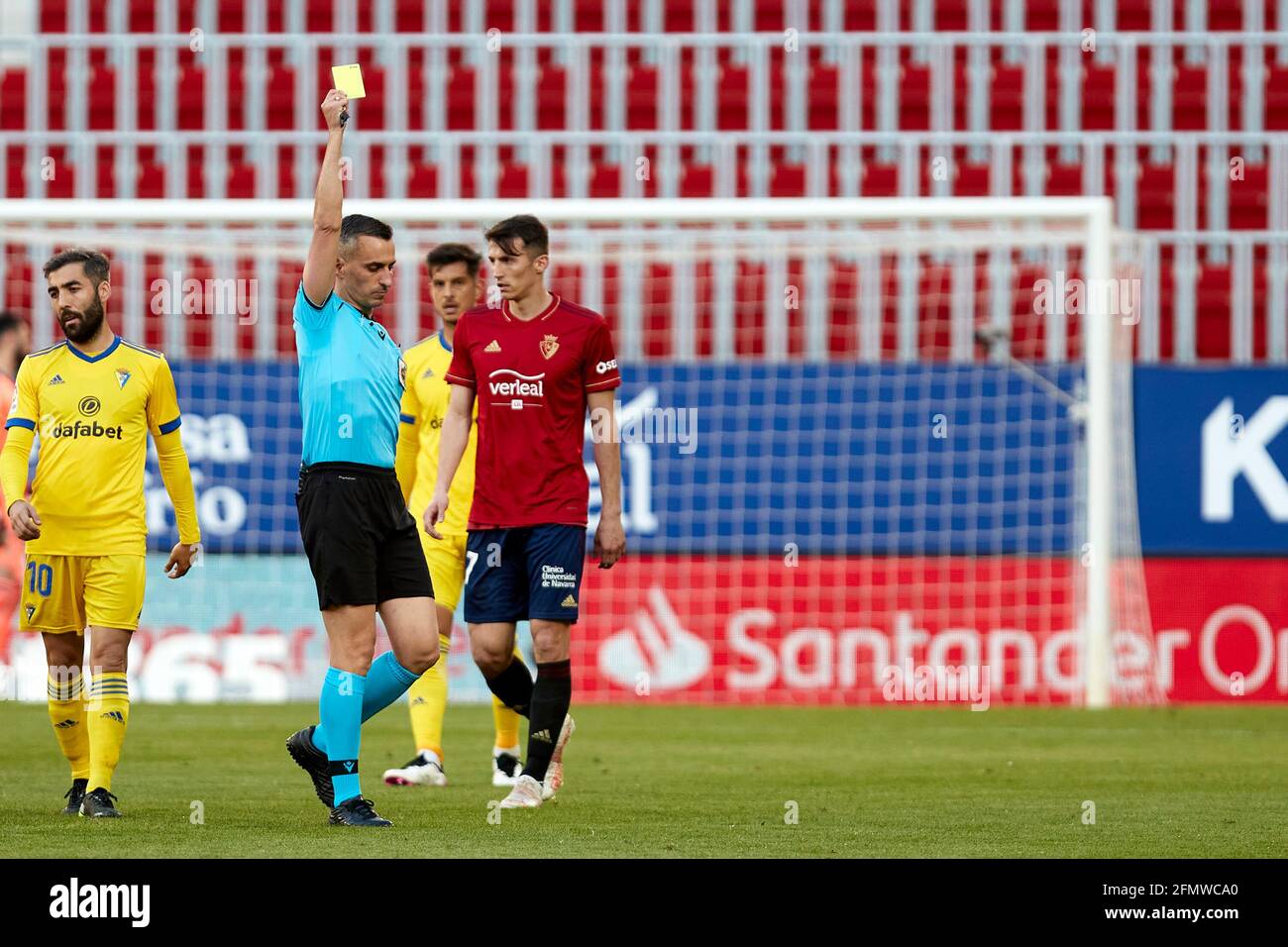 Pamplona, Spanien. Mai 2021. Der Schiedsrichter übergibt Budimir eine gelbe Karte während des spanischen La Liga Santander-Spiels zwischen CA Osasuna und Cádiz CF im Sadar-Stadion.(Finale Score; CA Osasuna 3-2 Cádiz CF) Credit: SOPA Images Limited/Alamy Live News Stockfoto