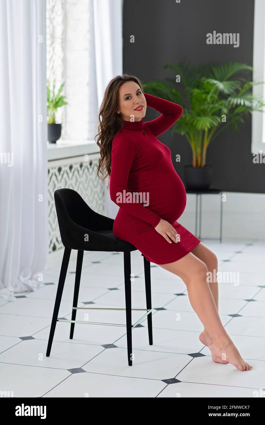 Schone Schwangere Frau In Engem Kleid Und Sonnenbrille Draussen In Der Natur An Warmen Sonnigen Tag Halt Hut Mit Der Hand Herbst Natur Gelb Getonten Hintergrund Stockfotografie Alamy