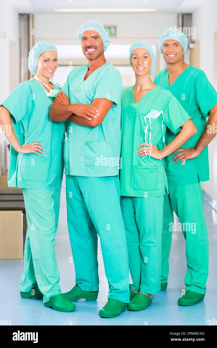 Krankenhaus - medizinische OP-Team ist bereit für den Betrieb, die Frauen und Männer tragen scheuert sich in einer Klinik Stockfoto