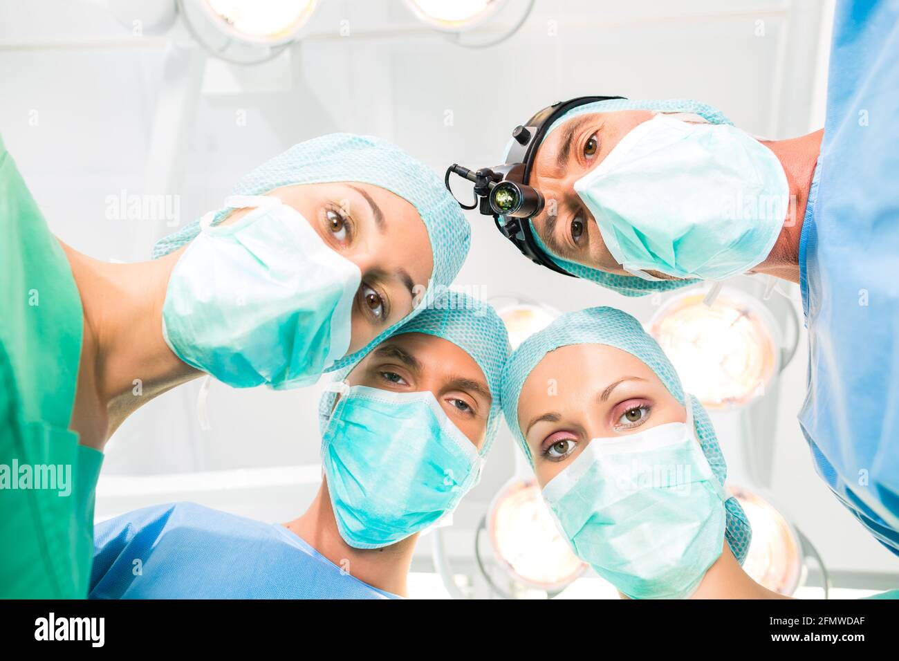 Krankenhaus - Chirurgie medizinisches Team von Ärzten in Betrieb Zimmer oder Op, die auf Patienten im Notfall Stockfoto