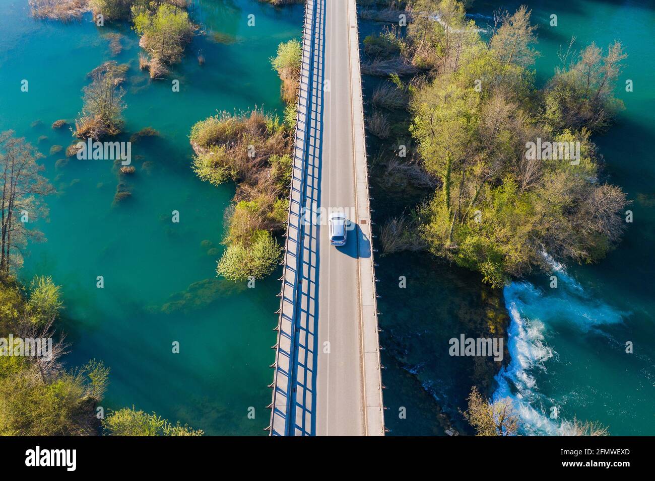 Auto Überquerung Brücke über den Fluss Mreznica in Belavici Dorf von Drohne, Wasserfälle und Bäume im Frühjahr, Kroatien Stockfoto