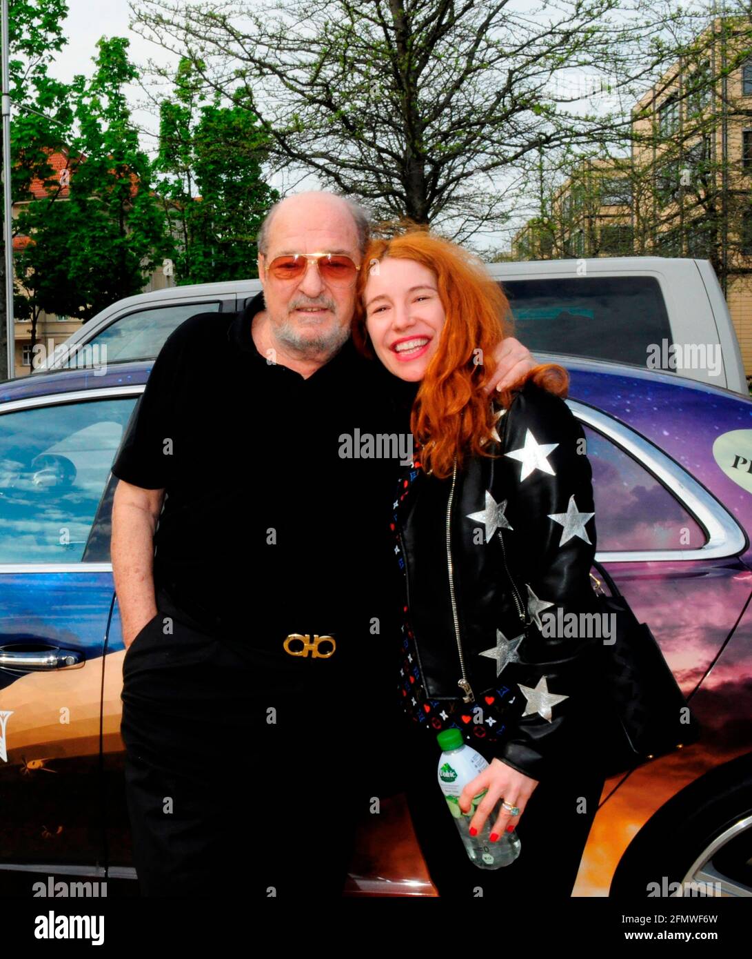 Ralph Siegel und Laura Siegel, ehemals Käfer bei der Ankunft zur TV