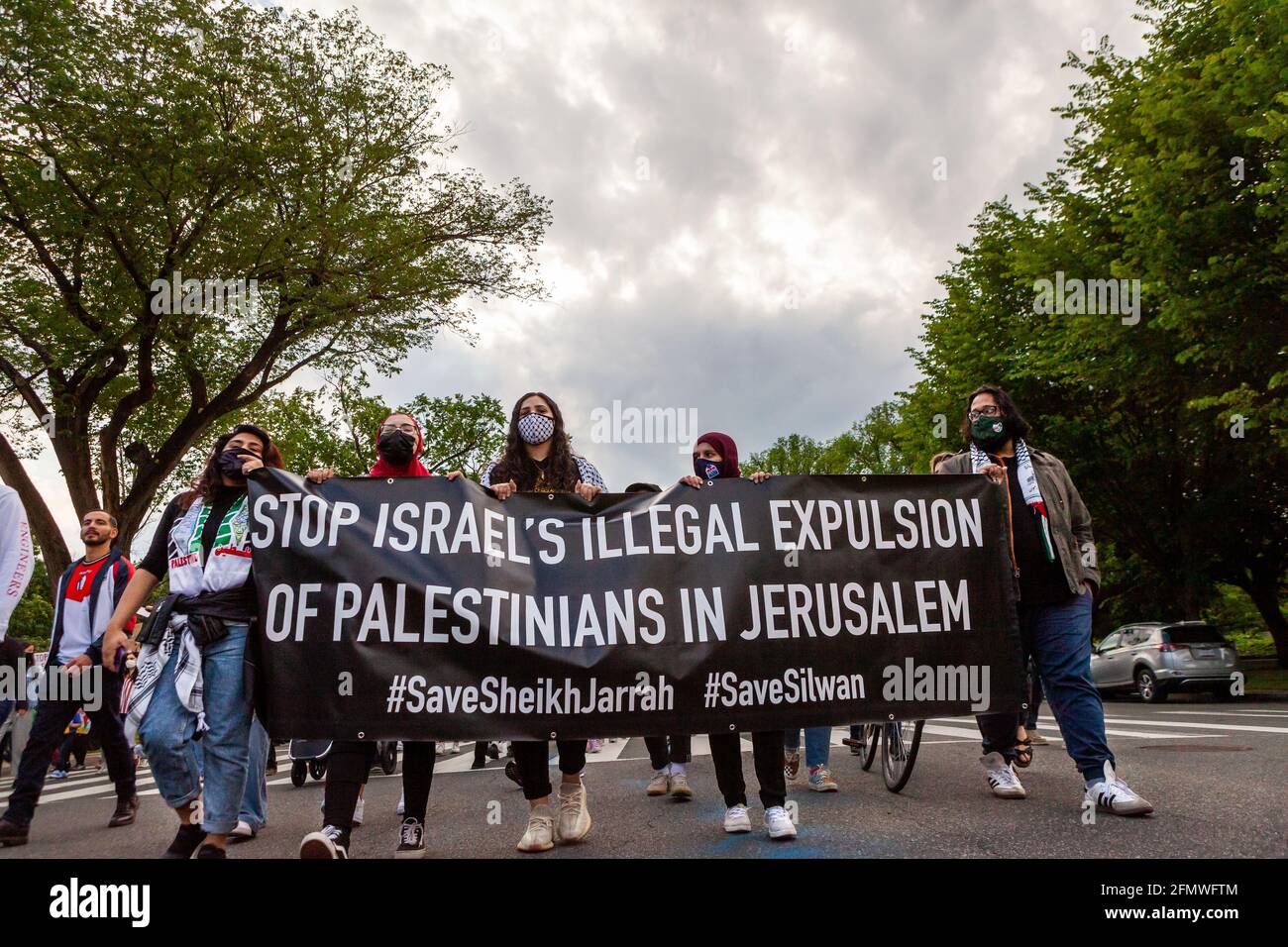 Washington, DC, USA, 11. Mai 2021. Im Bild: Die Demonstranten tragen ein Banner, das fordert, dass die Vertreibung von Palästinensern in den Vierteln Sheikh Jarrah und Silwan gestoppt wird. Kredit: Allison C Bailey / Alamy Live Nachrichten Stockfoto