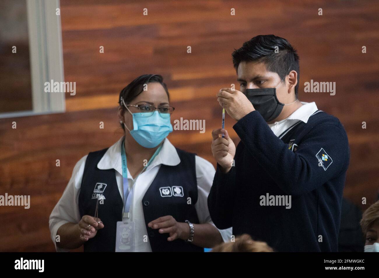 Nicht exklusiv: MEXIKO-STADT, MEXIKO MAI 11: Personen während der Massenimpfung des nationalen Impfprogramms für Personen im Alter von 50-59 Jahren zum Immunisieren Stockfoto