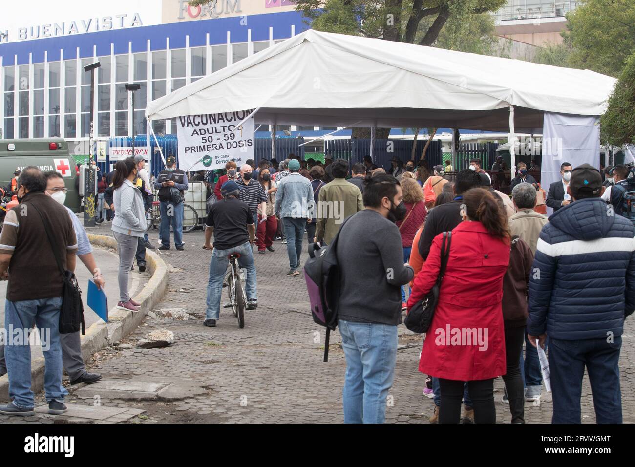 Nicht exklusiv: MEXIKO-STADT, MEXIKO MAI 11: Personen während der Massenimpfung des nationalen Impfprogramms für Personen im Alter von 50-59 Jahren zum Immunisieren Stockfoto