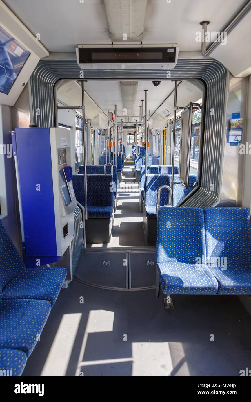 Kassel, Deutschland - 8. August 2020: Tram interior Bombardier Flexity Classic Portraitformat des öffentlichen Verkehrs in Kassel. Stockfoto