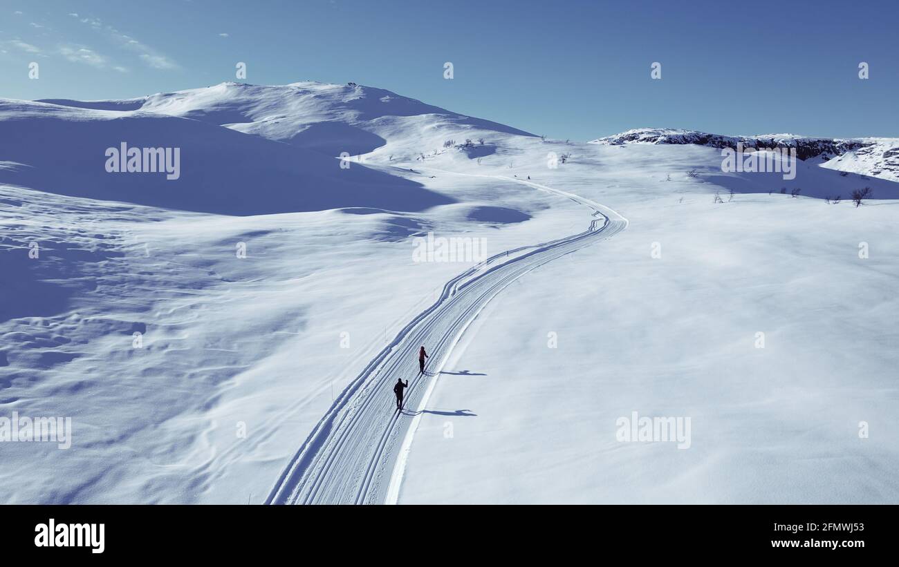 Aktives Paar Skilanglauf auf einer Piste. Stockfoto