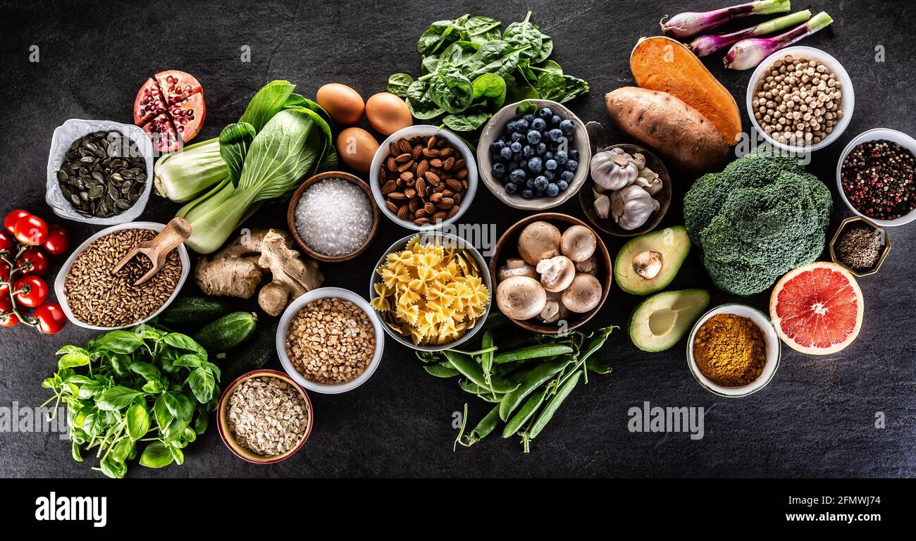 Auswahl an frischen Lebensmitteln und gesunder Ernährung: Gemüse, Obst, Hülsenfrüchte und Getreide auf einem Betontisch - Top of view. Stockfoto