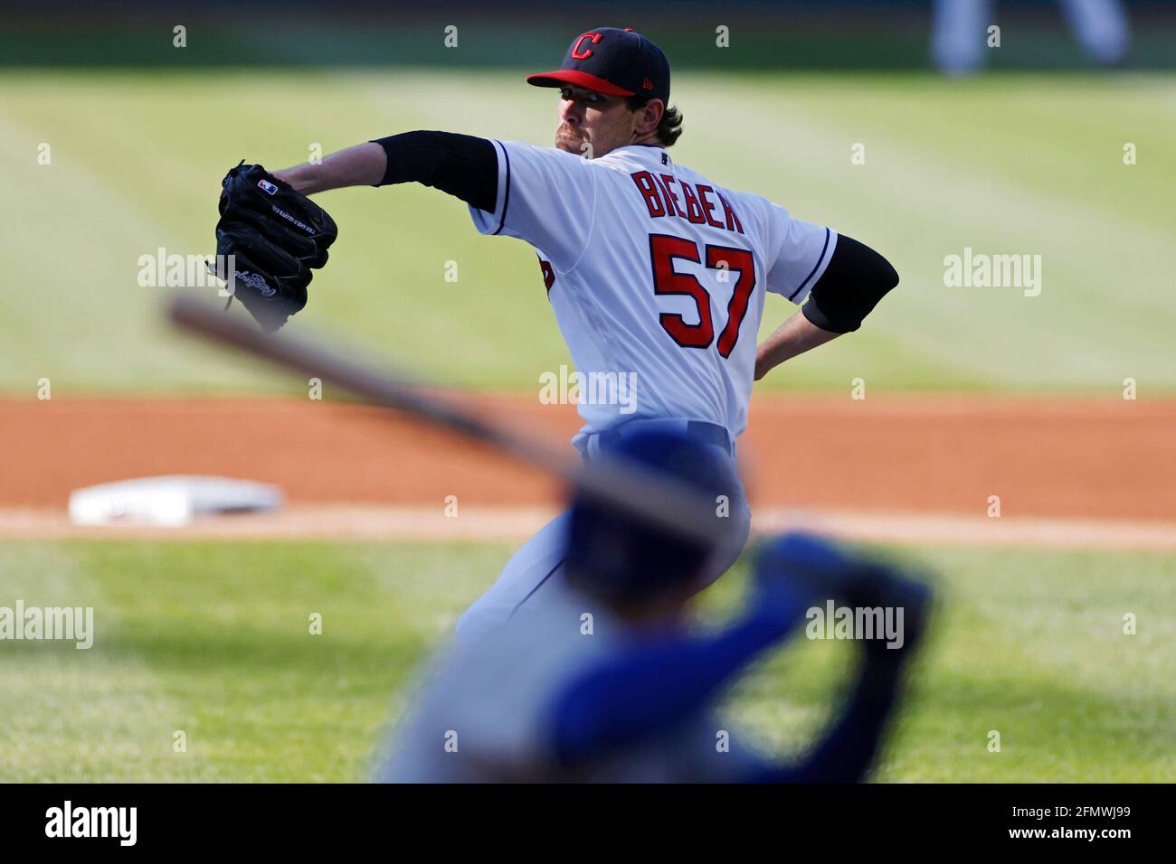 CLEVELAND, OH - MAI 11: Shane Bieber (57) der Cleveland Indians spielt am 11. Mai 2021 im Progressive Field gegen die Chicago Cubs Stockfoto