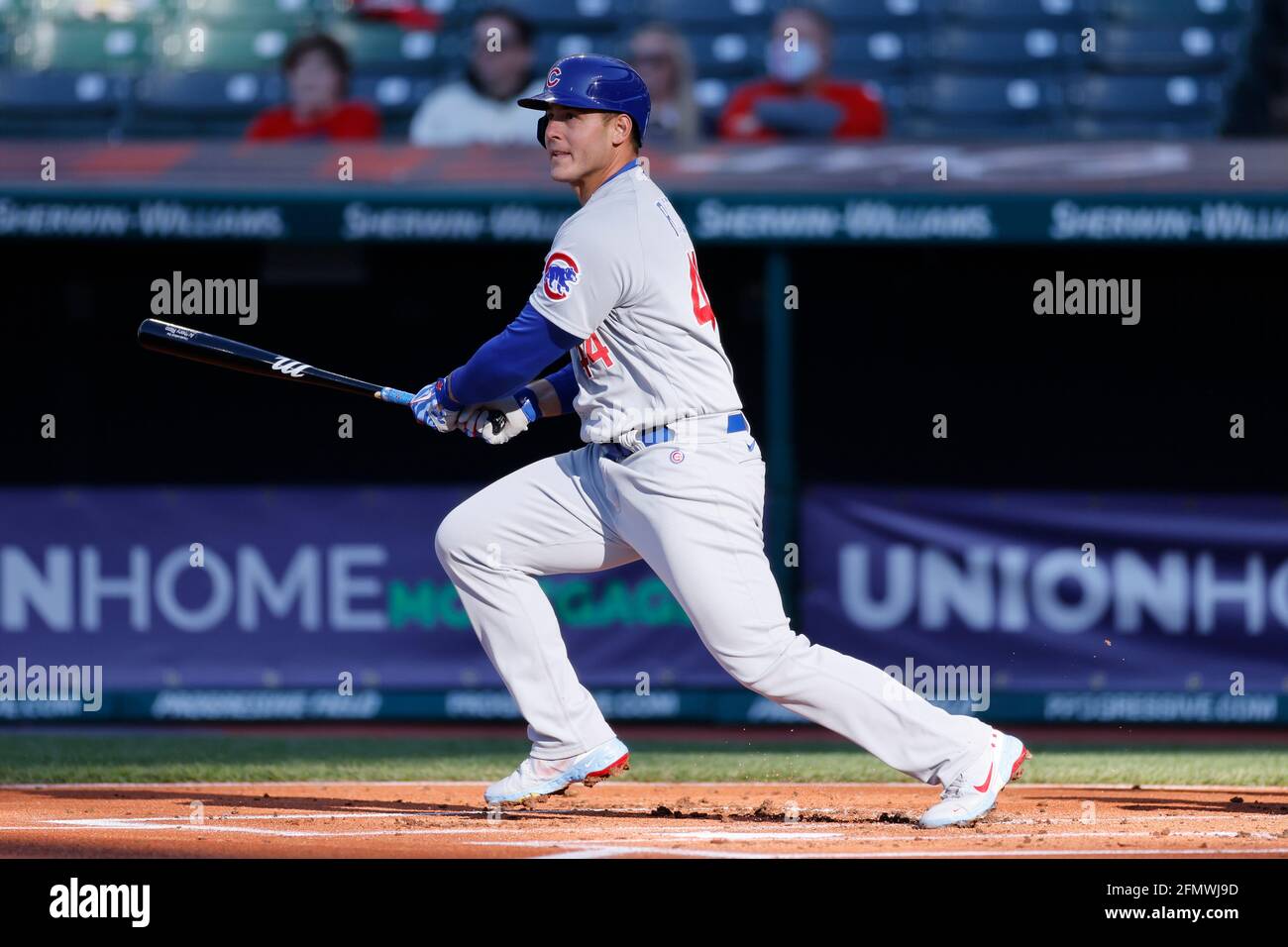 CLEVELAND, OH - MAI 11: Anthony Rizzo (44) von den Chicago Cubs verdoppelt sich im zweiten Inning eines Spiels gegen die Cleveland Indians auf das linke Feld Stockfoto
