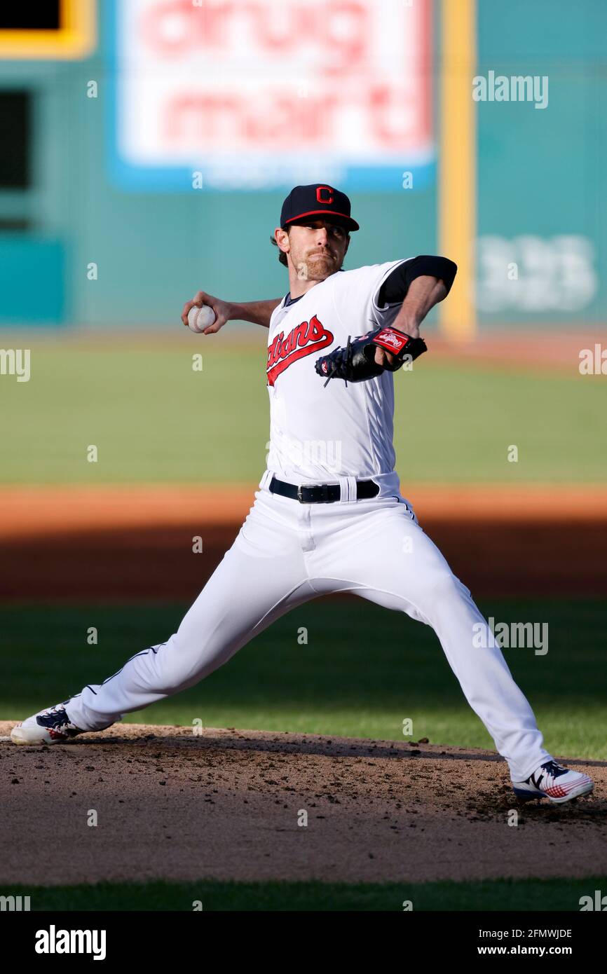 CLEVELAND, OH - MAI 11: Shane Bieber (57) der Cleveland Indians spielt am 11. Mai 2021 im Progressive Field gegen die Chicago Cubs Stockfoto