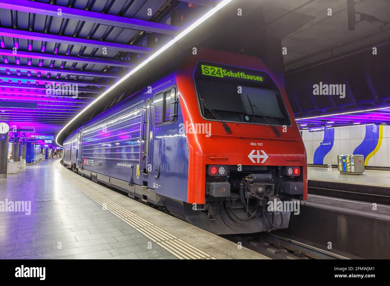 Zürich, Schweiz - 23. September 2020: SBB Lokomotive Doppeldeck-S-Bahn am Bahnhof Zürich Airport in der Schweiz. Stockfoto