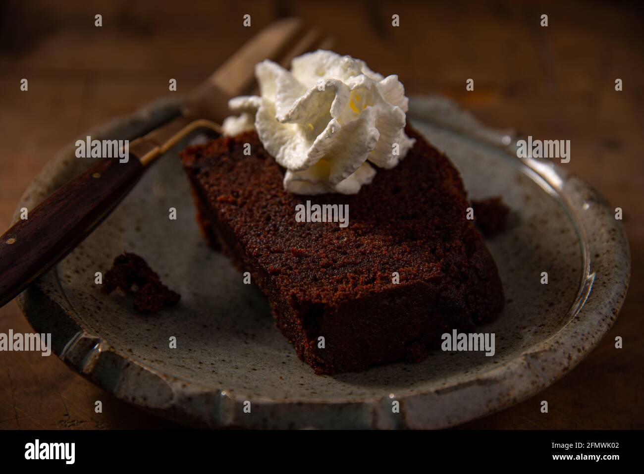 Hausgemachte Schokoladenkuchen oder bräunliche mit Creme auf Holz Tisch, ungesundes Essen Stockfoto