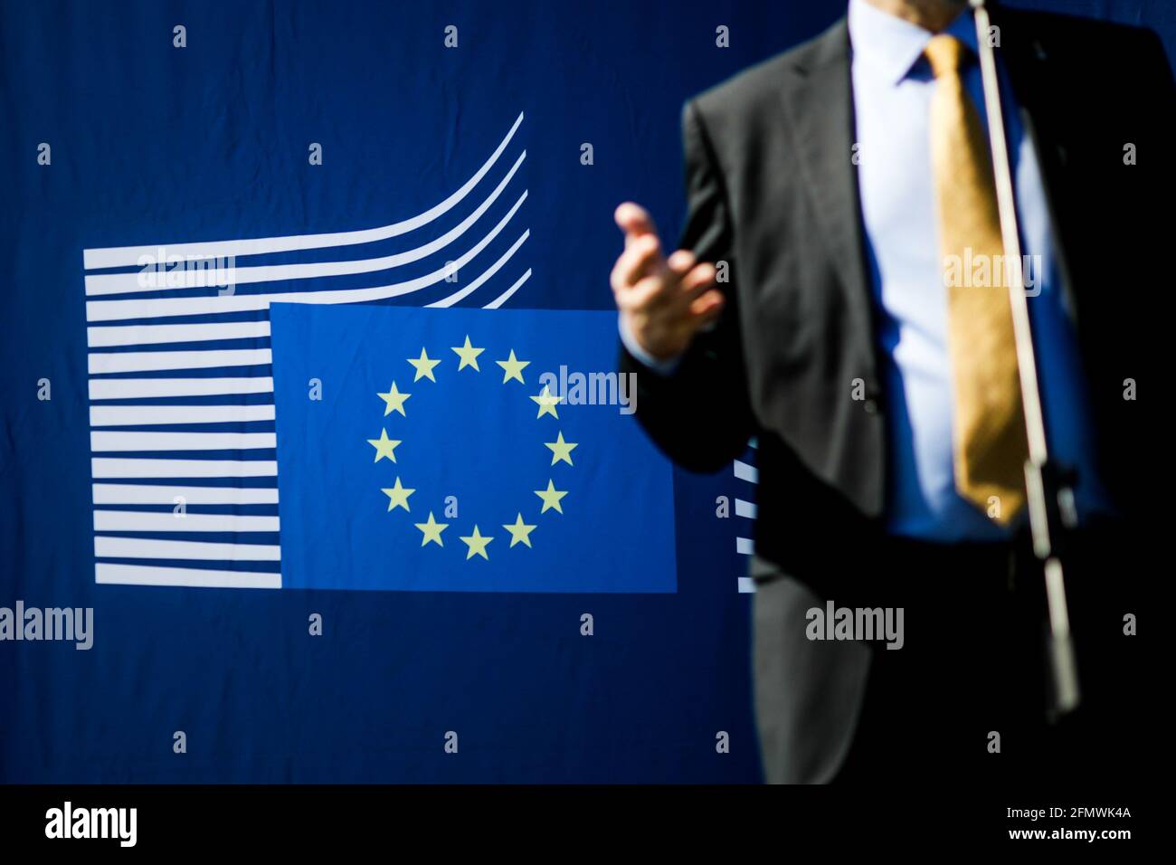 Bukarest, Rumänien - 9. Mai 2021: Details mit dem Logo der Europäischen Kommission im Hintergrund, während ein Politiker am Europatag eine Rede hält Stockfoto