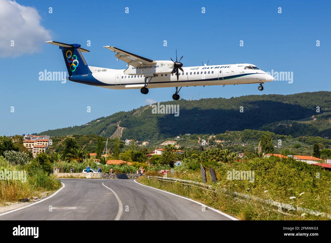 Skiathos, Griechenland - 6. Juni 2016: Olympic Air Bombardier DHC-8-400 Flugzeug auf dem Flughafen Skiathos (JSI) in Griechenland. Stockfoto