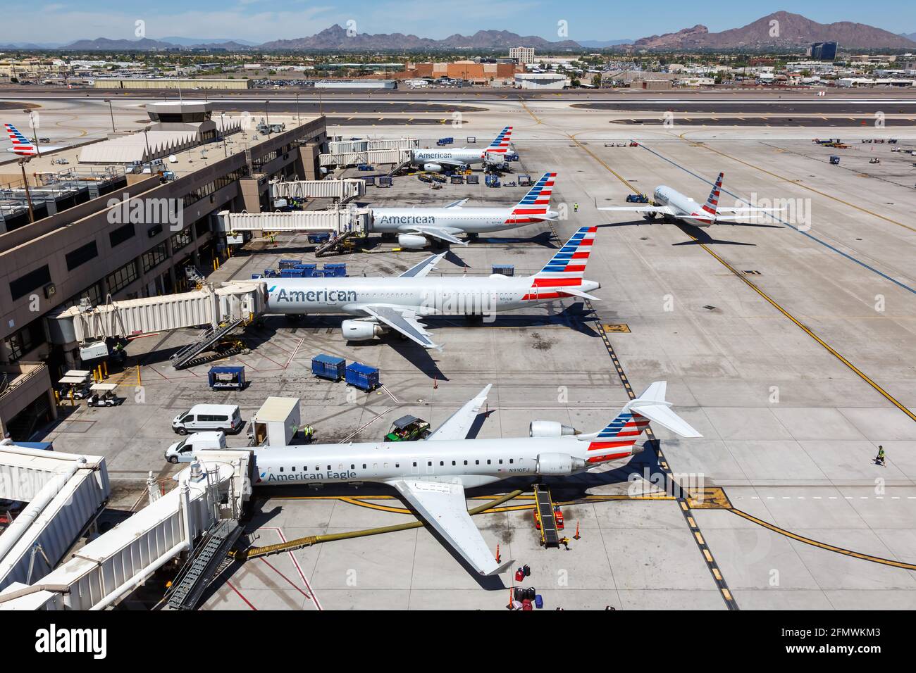 Phoenix, Arizona - 8. April 2019: Flugzeuge von American Airlines auf dem Phoenix Sky Harbor Airport (PHX) in den Vereinigten Staaten. Stockfoto