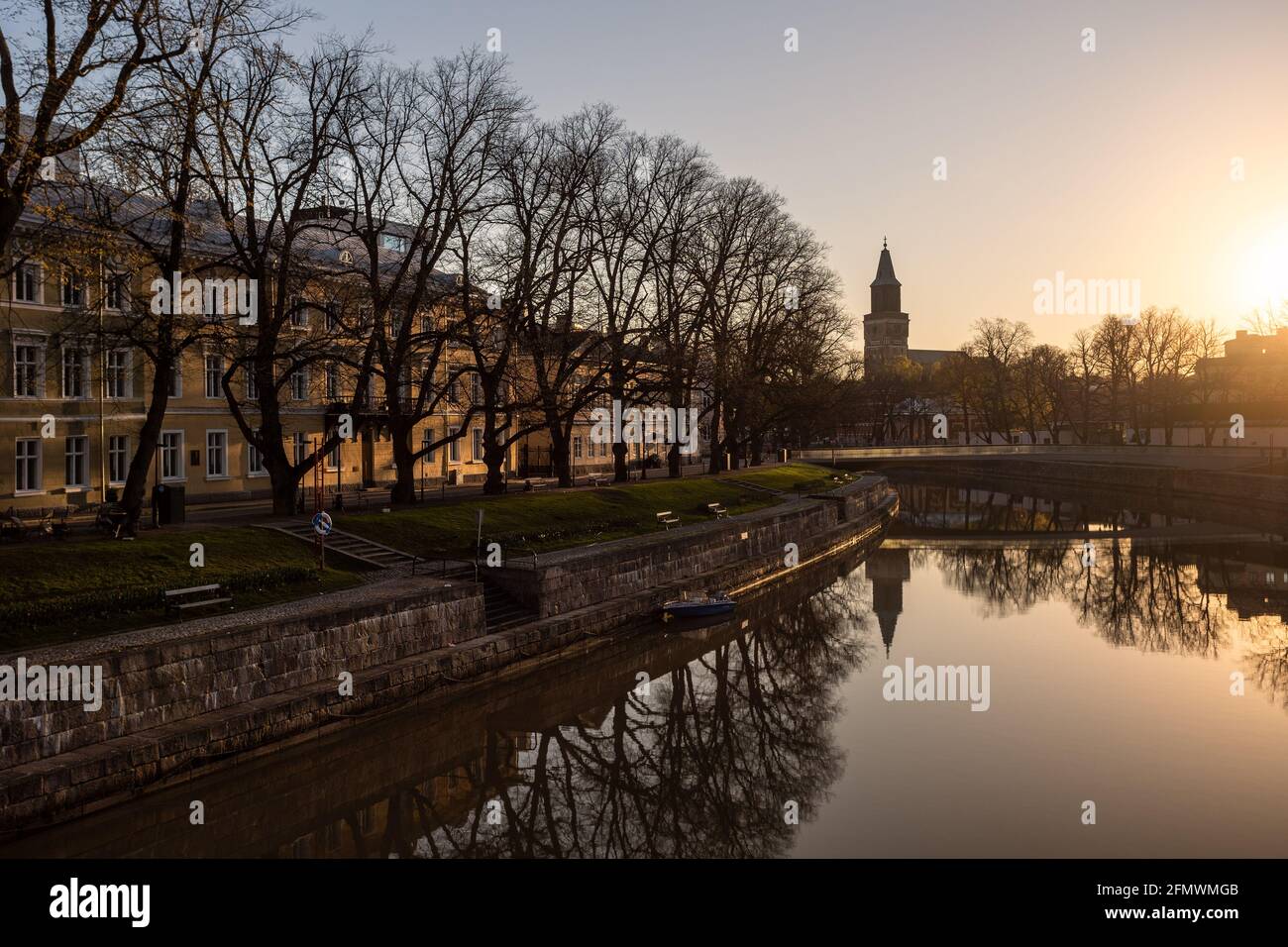 Malerischer Blick auf den ruhigen Aura-Fluss bei Sonnenaufgang mit der Kathedrale im Hintergrund in Turku, Finnland. Stockfoto