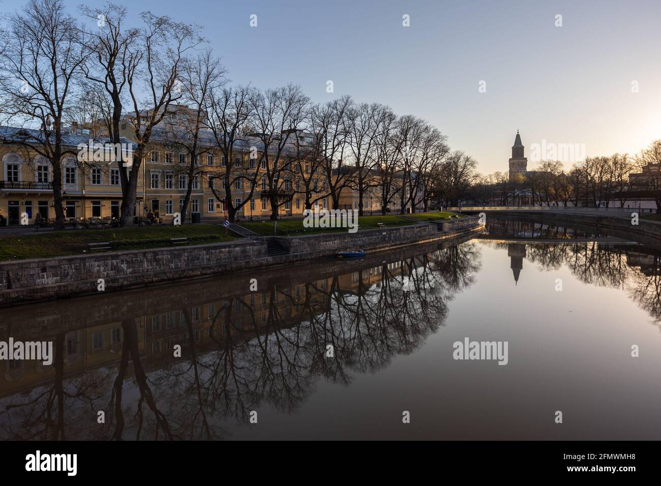 Malerischer Blick auf den ruhigen Aura-Fluss bei Sonnenaufgang mit der Kathedrale im Hintergrund in Turku, Finnland. Stockfoto