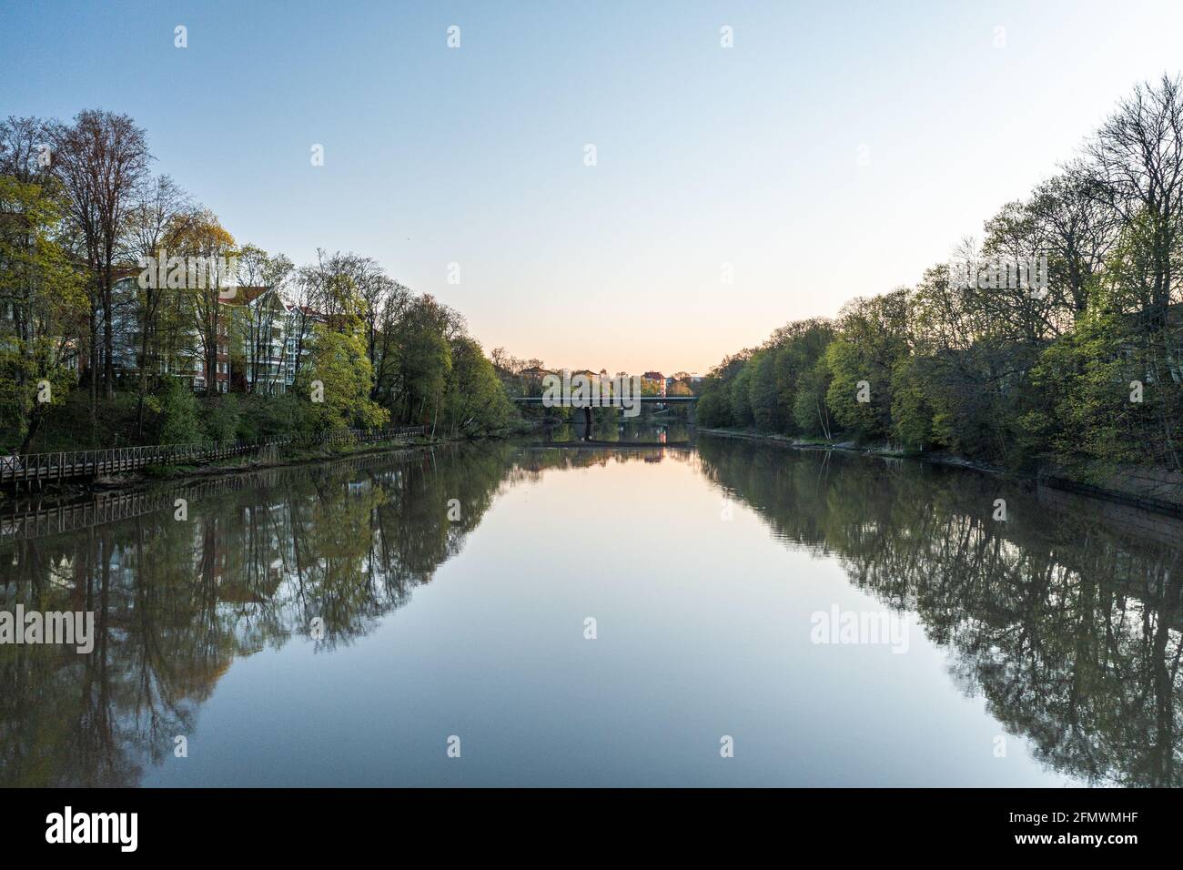 Ruhiger Fluss bei Morgendämmerung im Frühling Stockfoto
