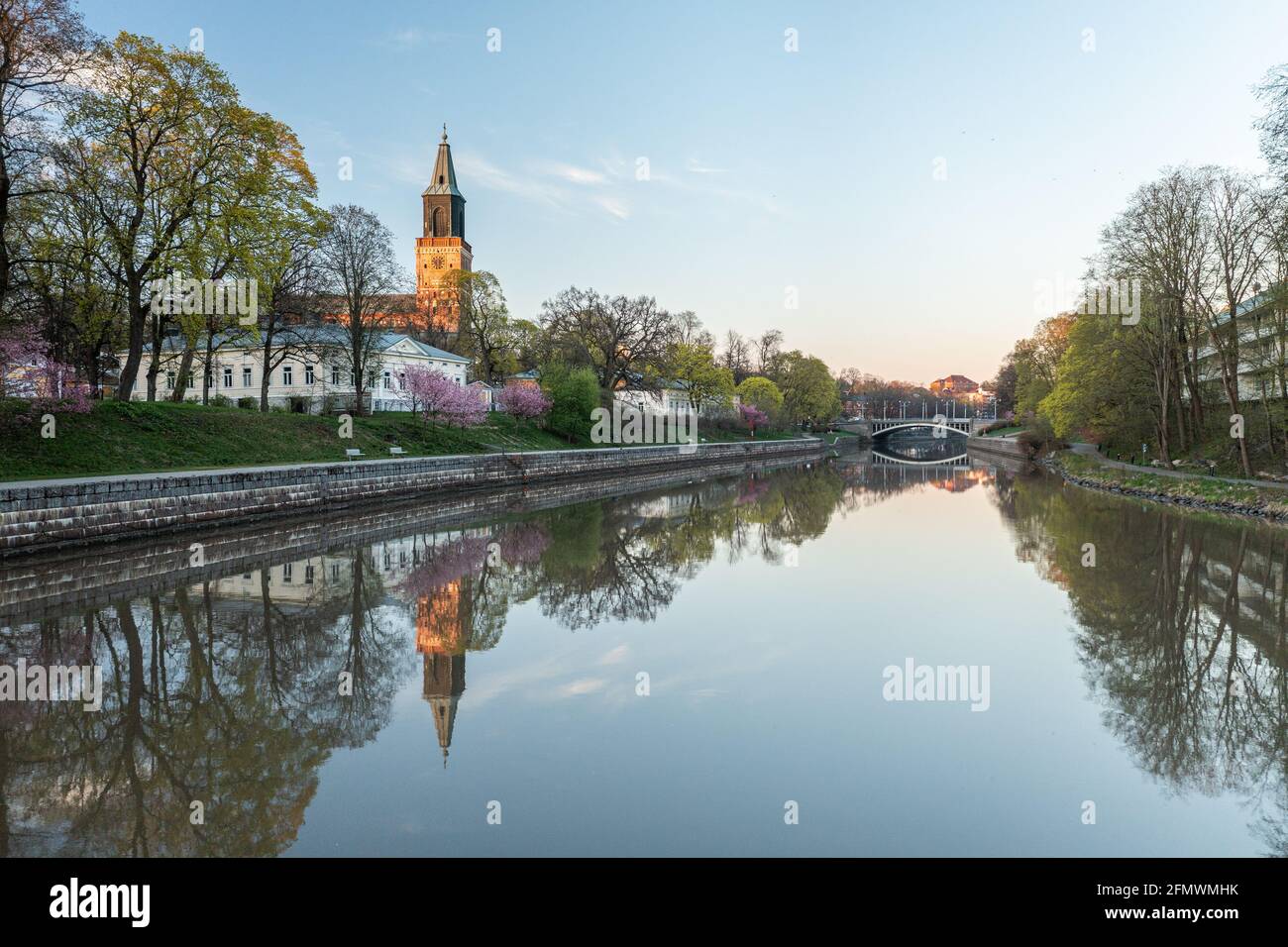 Ruhiger Aura-Fluss und die Kathedrale in Turku, Finnland am Frühlingsmorgen. Stockfoto