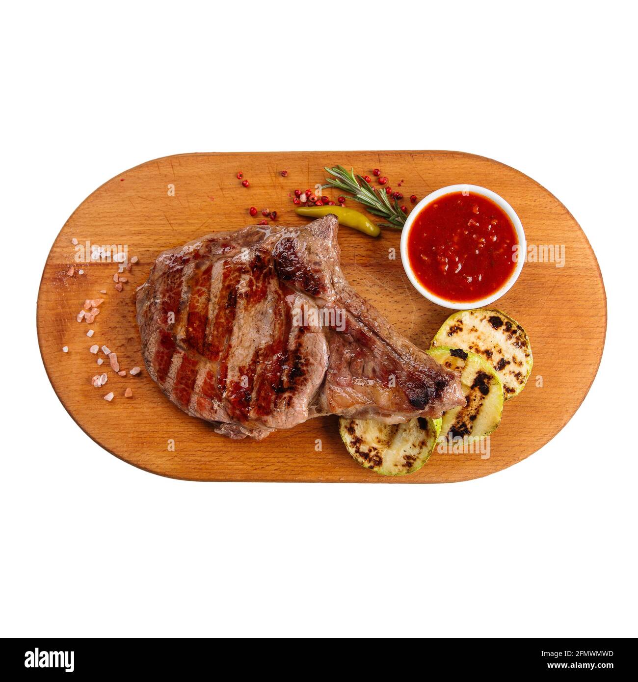 Isolierte Portion gegrilltes Steak mit Squash Stockfoto