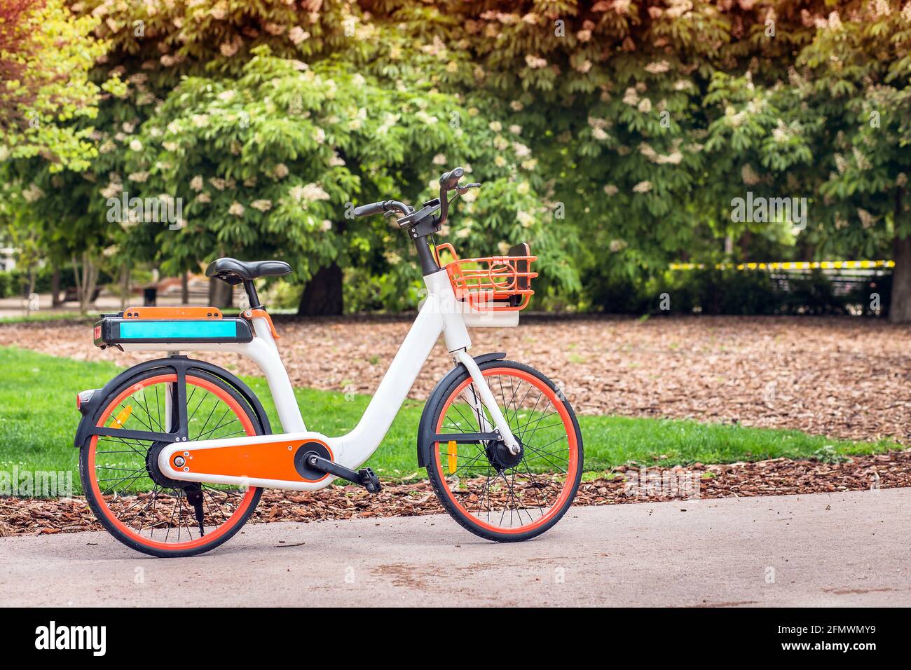 Elektrofahrrad für Spaziergänge im Park Stockfoto