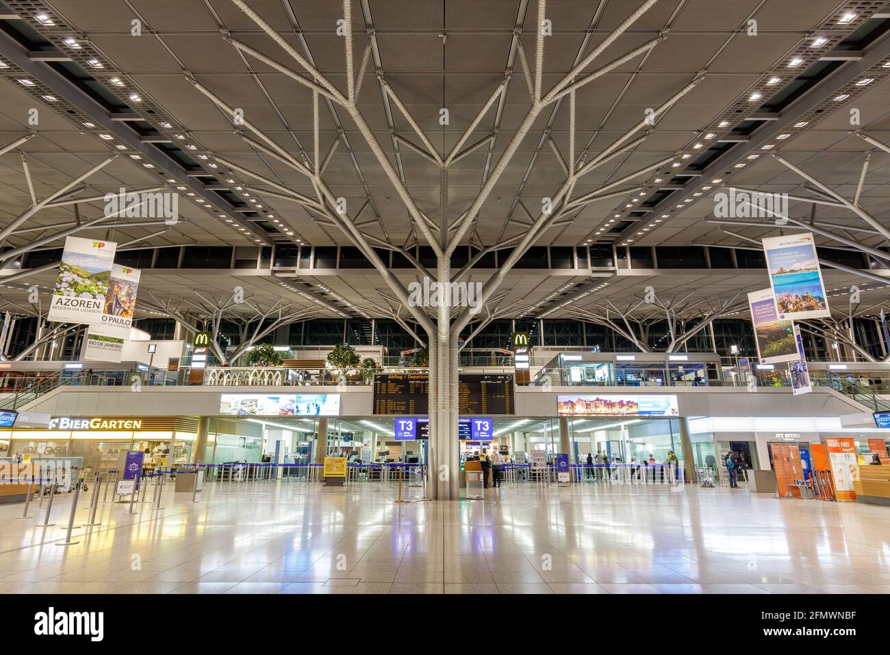 Stuttgart, Deutschland – 27. Oktober 2017: Terminal 3 am Stuttgarter Flughafen (STR) in Deutschland. Stockfoto