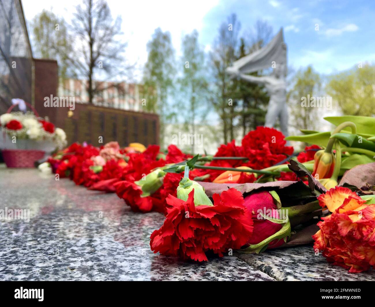 Izhevsk - Russland - 05.09.2021: Tag des Sieges, Blumen an die Ewige Flamme legen Stockfoto