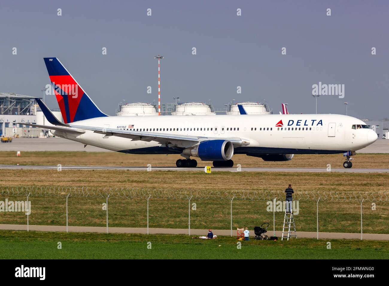Stuttgart, Deutschland – 30. März 2014: Delta Air Lines Boeing 767 am Stuttgarter Flughafen (STR) in Deutschland. Stockfoto