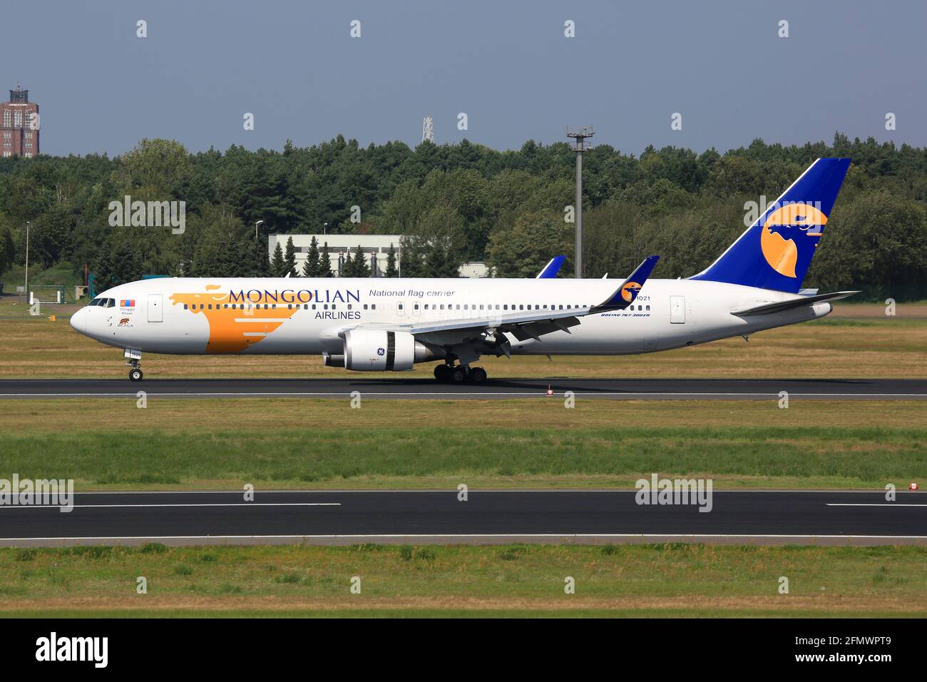 Berlin, Deutschland - 30. August 2017: MIAT Mongolian Airlines Boeing 767-300 am Flughafen Berlin-Tegel (TXL) in Deutschland. Boeing ist ein Flugzeughersteller Stockfoto