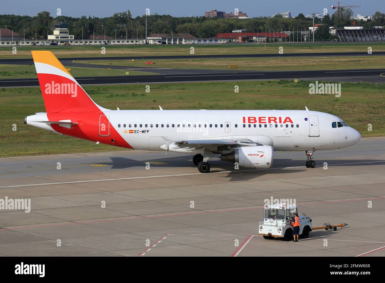 Berlin, Deutschland - 30. August 2017: Iberia Airbus A319 am Flughafen Berlin-Tegel (TXL) in Deutschland. Airbus ist ein Flugzeughersteller aus Toulouse, Fran Stockfoto