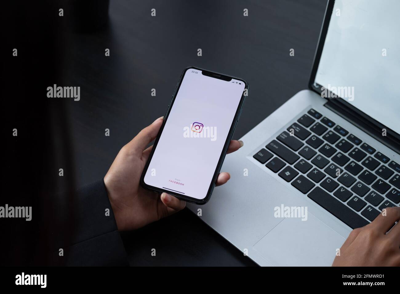 CHIANG MAI, THAILAND - APR 6 2021: Frau Hand hält iphone mit Logo der instagram-Anwendung. Instagram ist das größte und beliebteste Foto Stockfoto