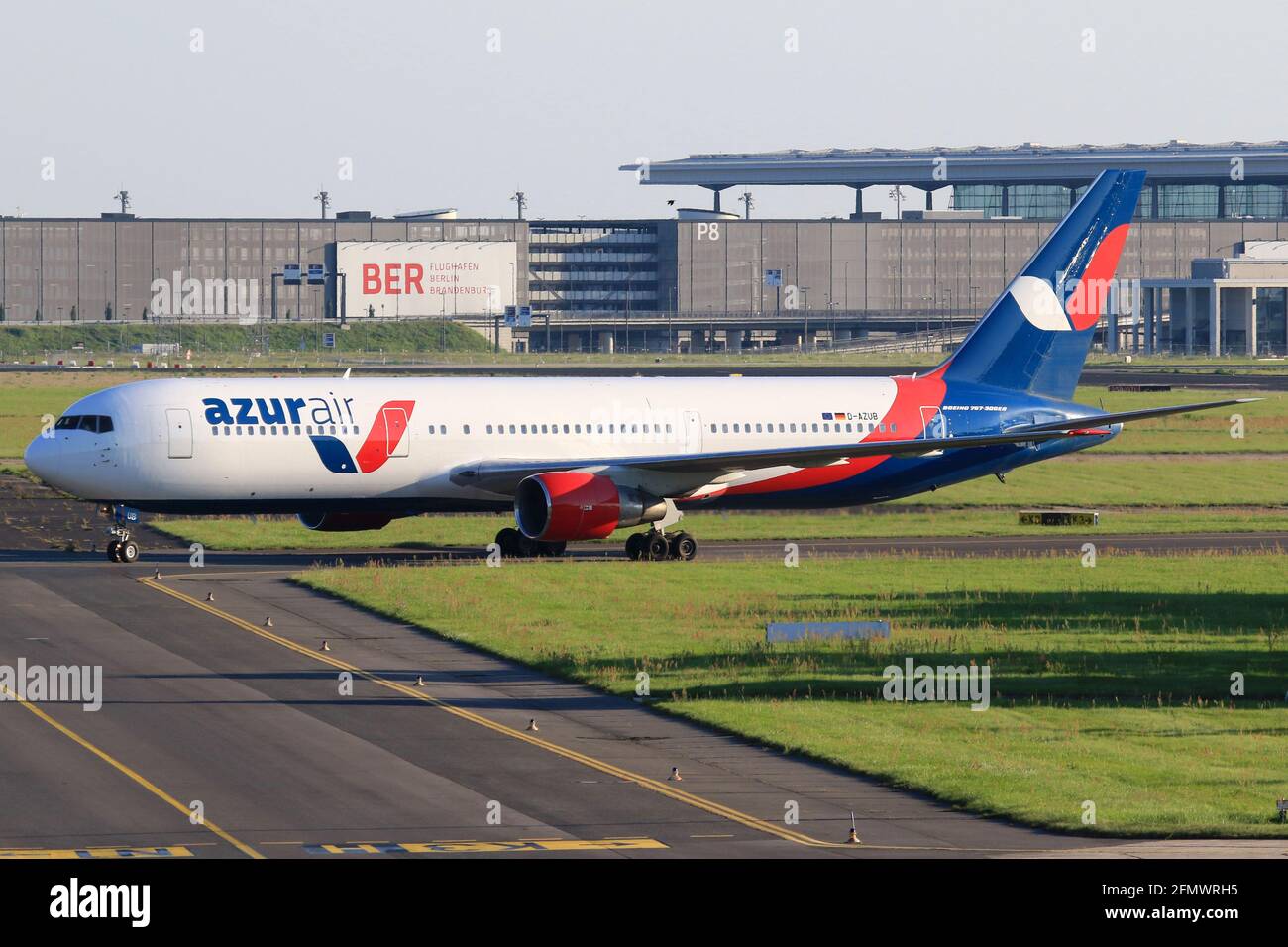 Berlin, Deutschland - 29. August 2017: Azur Air Boeing 767 am Flughafen Berlin-Schönefeld (SXF) in Deutschland. Boeing ist ein Flugzeughersteller mit Sitz in Seat Stockfoto